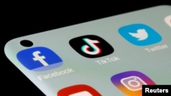 រូបឯកសារ៖ កម្មវិធី Facebook TikTok​ Twitter YouTube និង Instagram លើ​អេក្រង់ទូរសព្ទ​មួយ​កាលពីថ្ងៃទី​១៣ កក្កដា ឆ្នាំ២០២១។