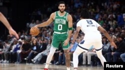 Jayson Tatum (0) des Boston Celtics face à William (8) dribble des Memphis Grizzlies, USA, le 23 novembre 2023.