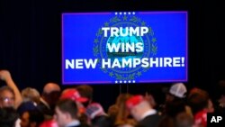 Pendukung berkumpul sebelum calon presiden dari Partai Republik mantan Presiden Donald Trump berbicara di pesta malam pemilihan pendahuluan di Nashua, Selasa, 23 Januari 2024. (Foto: AP)