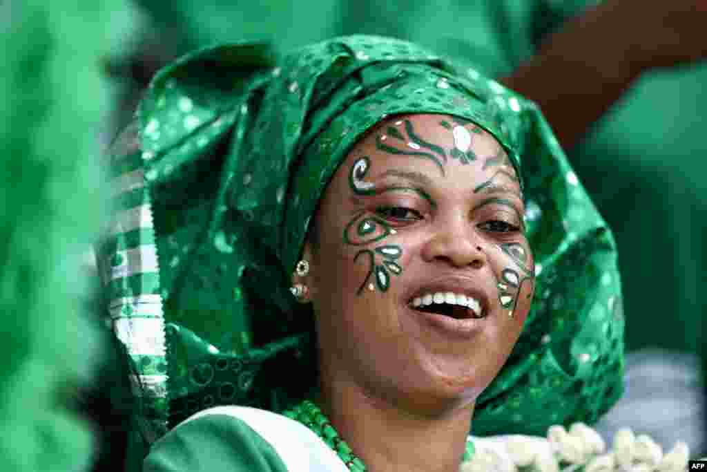 Une supportrice du Nigeria regarde avant le match de football du groupe A de la Coupe d'Afrique des Nations (CAN) 2024 entre la Guinée-Bissau et le Nigeria au stade Félix Houphouët-Boigny à Abidjan, le 22 janvier 2024.