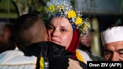 La palestina Israa Jaabis, liberada de una cárcel israelí, es recibida en su casa en el este de Jerusalén durante la madrugada del 26 de noviembre de 2023.