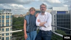 El periodista georgiano Nika Gvaramia y su esposa Sofia Liluashvili viajaron a Washington en octubre para reunirse con legisladores estadounidenses. Gvaramia se conversó con la Voz de América el 6 de octubre de 2023. (Foto: Liam Scott/VOA).