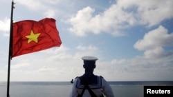 2013 年 1 月 17 日，一名越南海軍士兵在南中國海南沙群島的 柏礁 島對峙。(資料圖片）