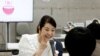 Pelatih senyum Keiko Kawano mengajar siswa kursus pelatihan senyum di Sekolah Seni Sokei di Tokyo, Jepang, 30 Mei 2023. (Foto: REUTERS/Kim Kyung-Hoon)