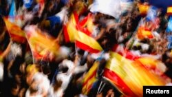 Simpatizantes del Partido Popular ondean banderas el 23 de julio 2023