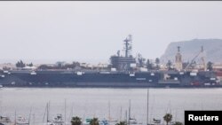 샌디에이고 미 해군기지에 정박 중인 에이브러햄 링컨함(CVN 72)의 모습. (자료화면)