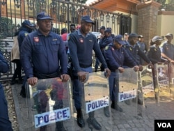 Amapholisa abelondoloza ukuthula ngesikhathi betshengisela abadabuka eZimbabwe abahlala kwele South Africa