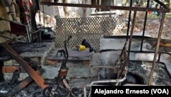 Un triciclo calcinado puede verse en el porche de una vivienda del kibutz Kissufim, a sólo dos kilómetros de la frontera israelí con Gaza, el 1 de noviembre de 2023. 