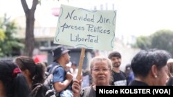 "Navidad sin presos políticos", se lee en una pancarta que sostiene una mujer que protestaba en Caracas por la liberación de detenidos, el 1 de noviembre de 2023.