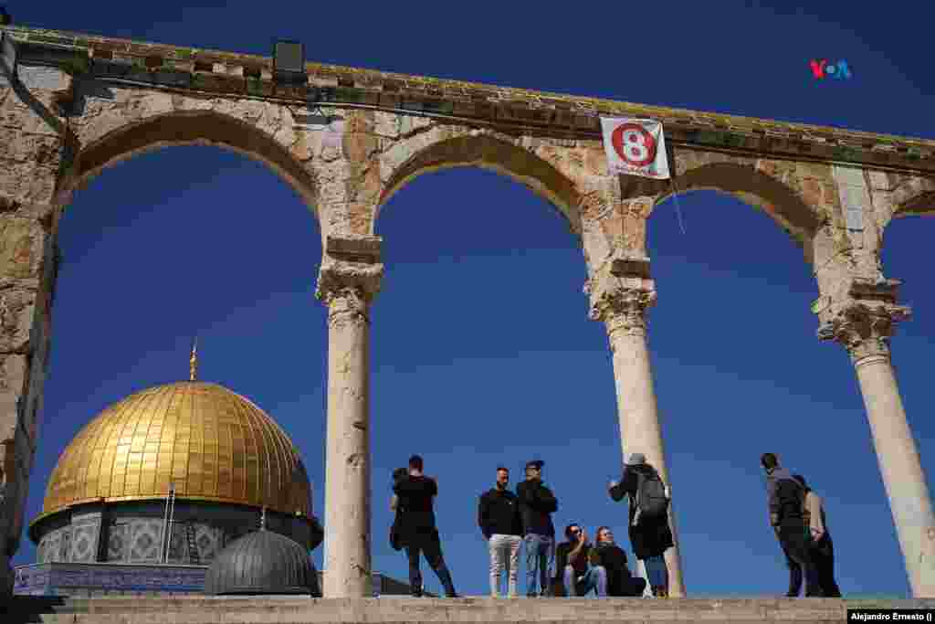 Un grupo de turistas israelíes visitan la Explanada de las Mezquitas antes de que comience la oración de los musulmanes.