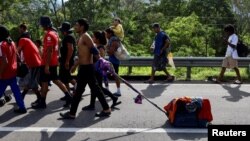 Migrantes caminan en caravana hacia la frontera con Estados Unidos, en Villa Comaltitlán, México, el 25 de julio de 2024.