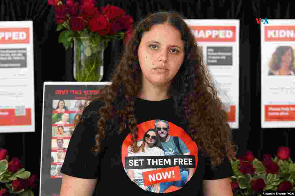 Julie Ben Ami posa en un hotel del Mar Muerto con una camiseta con la imagen de sus padres secuestrados en el kibutz Be'eri durante la invasión de Hamás el pasado 7 de octubre.
