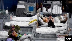 Los residentes evacuados de las zonas de la región de Belgorod que limitan con Ucrania, incluidos los de la ciudad de Shebekino, se ven en un refugio temporal instalado en el Belgorod Arena en la capital regional de Belgorod el 2 de junio de 2023. (Foto de Olga MALTSEVA / AFP)