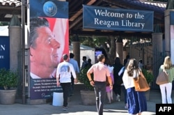 Respublikachi da'vogarlarning ikkinchi debati sobiq prezident Ronald Reygan kutubxonasida o'tdi. Reygan faoliyatiga doir arxiv shu yerda saqlanadi.