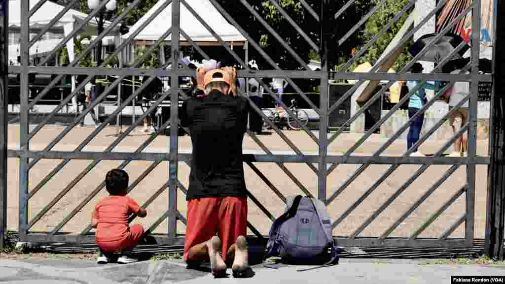 Jefry Rodríguez, de 25 años de edad, acompañó el recorrido de la patrona de los larenses por tradición familiar y para honrar una promesa. “Me vi muy mal de salud, pero mi virgencita nunca me deja solo".