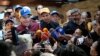 El líder opositor Henrique Capriles, del partido Primero Justicia, habla con los periodistas después de registrar su candidatura a las próximas elecciones primarias de la oposición, en Caracas, Venezuela, el sábado 24 de junio de 2023.