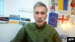 ARHIVA - Mihail Sakašvili tokom sudskog pretresa, na kojem je učestvivao putem video linka iz pritvora, u oktobru 2023. (Foto: AFP/ Irakli Gedenidze)