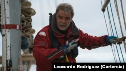Jorge Salamanca dando órdenes en cubierta en una de muchas de las maniobras ejecutadas durante la navegación.