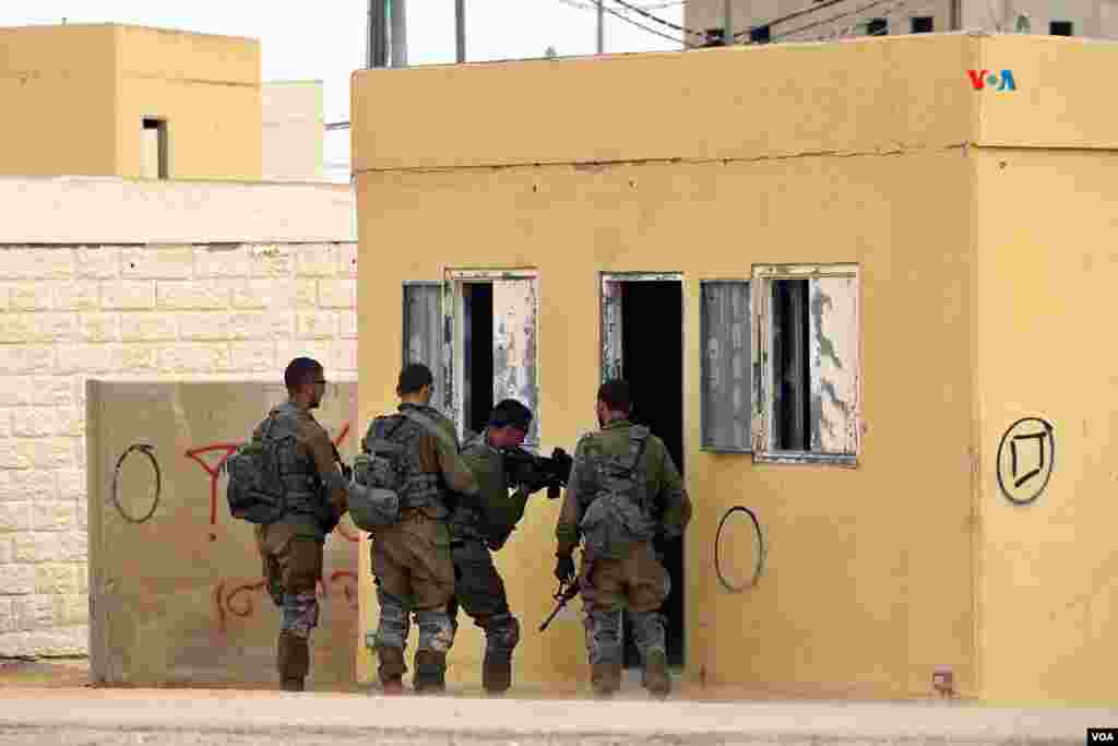 Soldados israelíes entran en una vivienda de Little Gaza durante un ejercicio. "“Aquí entrenan y estamos perfectamente preparados para continuar con la guerra”, explicó el teniente coronel israelí Mati Shechavch.