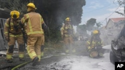 Bomberos israelíes extinguen el fuego en un sitio alcanzado por un cohete disparado desde la Franja de Gaza, en Ashkelon, sur de Israel, el lunes 9 de octubre de 2023.