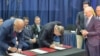 Los jefes de la delegación del gobierno, Jorge Rodríguez y de la oposición, Gerardo Blyde, durante la firma de dos acuerdos parciales en Barbados.