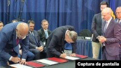 Los jefes de la delegación del gobierno, Jorge Rodríguez y de la oposición, Gerardo Blyde, durante la firma de dos acuerdos parciales en Barbados.