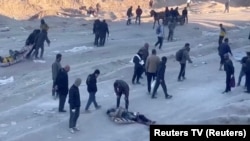 Palestinos transportan a las víctimas después de lo que los funcionarios de salud palestinos dijeron que era fuego israelí contra personas que esperaban ayuda en la ciudad de Gaza, en esta imagen fija tomada de un video, el 29 de febrero de 2024