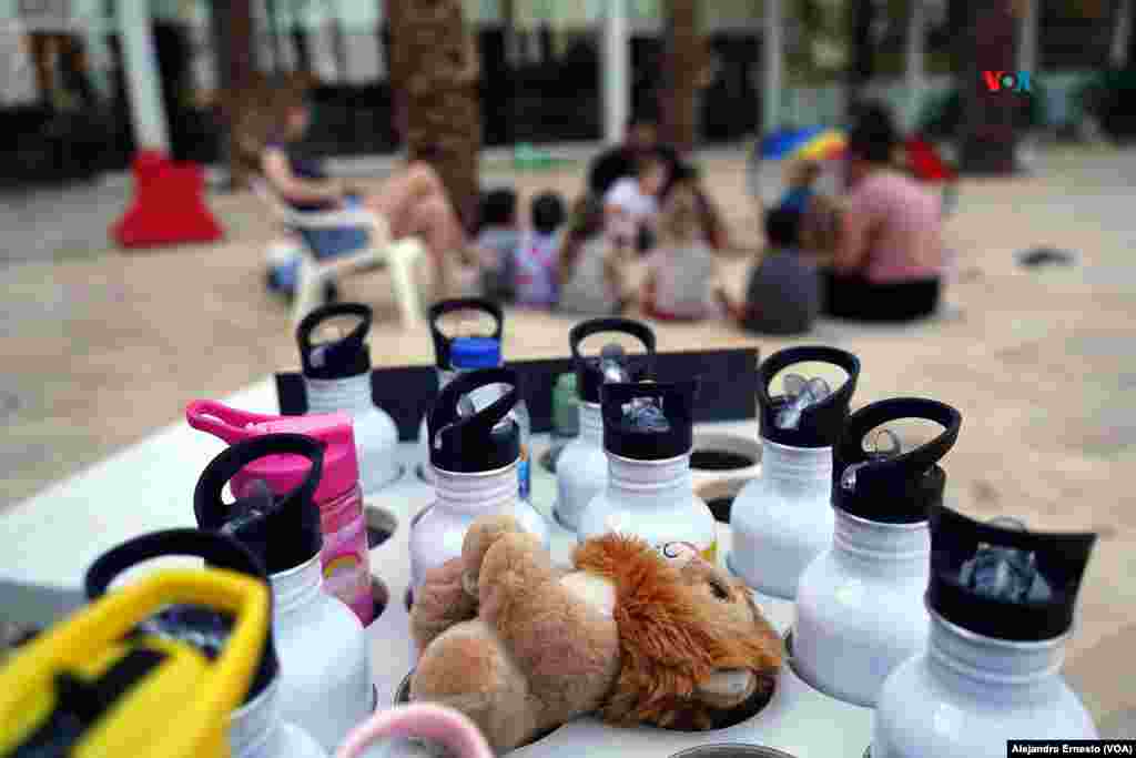 Un grupo de niños del kibutz Be'eri juega con sus maestros en los jardindes del hotel David Dead Sea, en el Mar Muerto, donde se encuentran evacuados con sus familias.
