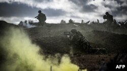 Tentara Ukraina latihan bersama tentara Prancis di kamp militer Prancis di Prancis, November 2023. (OLIVIER CHASSIGNOLE / AFP)