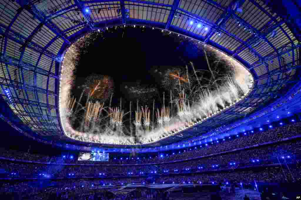 El estadio de Francia, en Saint-Denis, recibió a más de 80.000 personas y miles de deportistas para decirle "adieu" a los Juegos Olímpicos de París 2024. 
