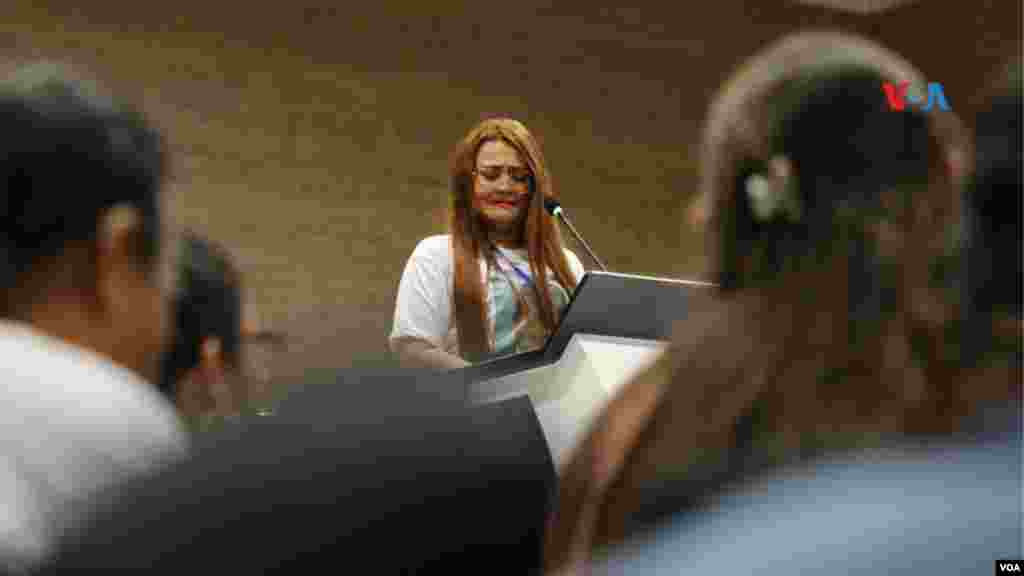 Lucy Ochoa, la hija de un asesinado por militares habla durante una audiencia en Colombia. [Foto: Sergio Leon/Pixammo]