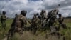 Архівне фото: українські військові з наданою США гаубицею M777 в Харківській області, 2022 рік