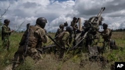 Архівне фото: українські військові з наданою США гаубицею M777 в Харківській області, 2022 рік