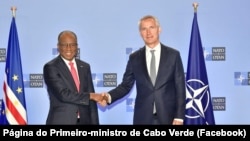 Ulisses Correia e Silva, primeiro-ministro de Cabo Verde, e Jens Stoltenberg, secretário-geral da NATO, em Bruxelas, 26 outubro 2023