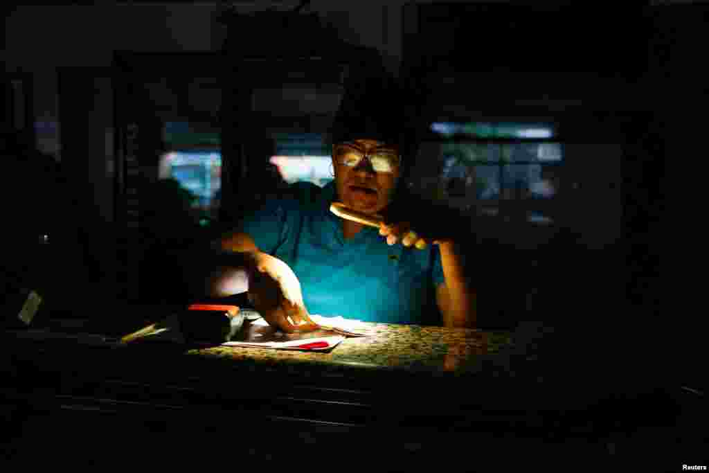 El último apagón importante fue en 2019, cuando Venezuela sufrió tres cortes eléctricos nacionales, algunos de los cuales duraron hasta tres días, que las autoridades también atribuyeron a ataques a la red, como daños a las líneas eléctricas, por parte de saboteadores y opositores al gobierno de Maduro.