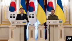 윤석열 한국 대통령이 15일 우크라이나 수도 크이우를 방문하고 볼로디미르 젤렌스키 대통령과 회담에 이어 공동 기자회견을 했다.