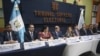 El candidato presidencial Bernardo Arévalo y su compañera de formula Karin Herrera, del Movimiento Semilla, en conferencia de prensa la tarde de este jueves 13 de julio cuando transcurre proceso de cancelación del instituto político por parte del Ministerio Público. 
