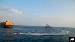 ARHIVA - Vatrogasci indijske mornarnice angažovani u gašenju požara na liberijskom trgovačkom brodu (Foto: AP/X/@Indian Navy)
