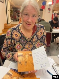 美國音樂家賽頌飛(Valerie Samson)在給良心犯簽名寄聖誕新年賀卡。（周星晨 攝影）