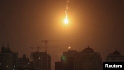 Ledakan drone di langit Kota Kyiv saat serangan drone oleh Rusia di tengah invasi Rusia ke Ukraina di Kyiv, 25 November 2023. (Foto: Gleb Garanich/Reuters)