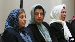 Nərgiz Məhəmmədi (ortada)