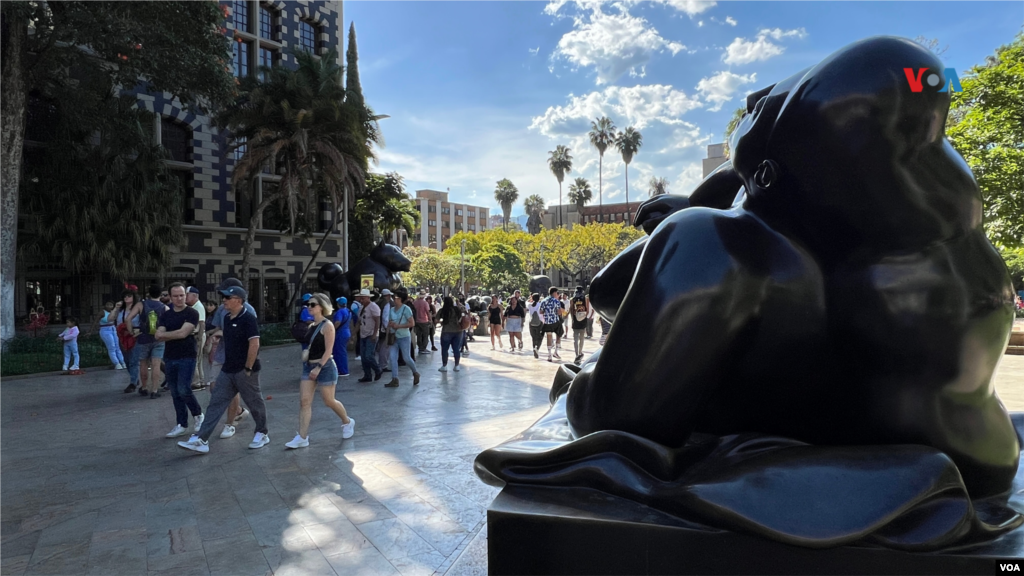 Turistas y locales disfrutan de las obras del fallecido artista de la plásica, el colombiano Fernando Botero, reconocido por sus personajes de formas redondas y voluptuosas inspiradas en el arte precolombino.