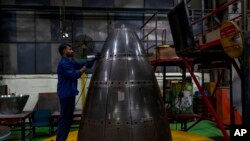 Seorang pekerja terlihat terlibat dalam pembuatan komponen untuk Organisasi Riset Antariksa India (ISRO) di fasilitas Godrej Aerospace di Mumbai, India, Senin, 10 Juli 2023. (AP/Rafiq Maqbool)