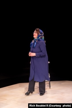 مری آپیک در نمایش «انگلیسی»