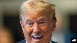 Mantan Presiden AS Donald Trump tiba di pengadilan kriminal Manhattan untuk menghadiri persidangan kasus uang tutup mulut yang membelitnya di New York, pada 30 Mei 2024. (Foto: Steven Hirsch/New York Post via AP, Pool)