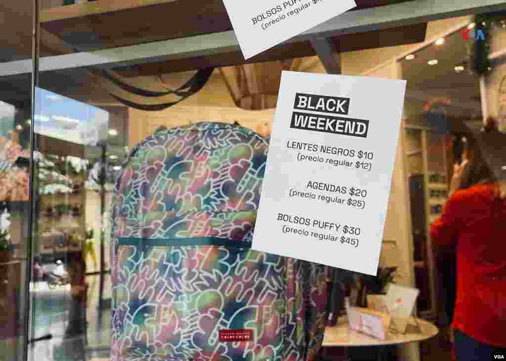 En una tienda dedicada a la venta de ropa de marca, ubicada en Las Mercedes, hay ofertas de entre 5 % y 30 %, pero la afluencia de usuarios era mínima. 