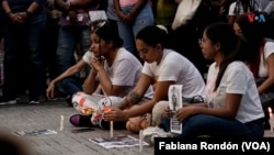 Jóvenes participan en la vigilia organizada por la oposición para pedir la liberación de cientos de presos políticos en Caracas, el 8 de agosto de 2024.