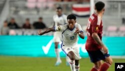 El mediocampista panameño Edgar Bárcenas (10) corre con el balón camino a anotar un gol durante la segunda mitad de un partido de fútbol de la Copa Oro de CONCACAF contra Costa Rica, el lunes 26 de junio de 2023, en Fort Lauderdale, Florida.