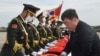 2022年9月16日，中國駐南韓大使邢海明在仁川國際機場舉行的交接儀式上用中國國旗蓋住裝有中國士兵遺骸的棺木。（路透社照片）
