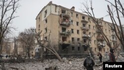 Vista de edificios residenciales gravemente dañados durante un ataque con misiles rusos, en medio del ataque de Rusia a Ucrania, en Kharkiv, Ucrania, el 23 de enero de 2024. 